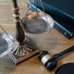 Balanca da justica e martelo sobre superficie de madeira, simbolizando as virtudes estoicas