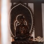 Estoicismo x budismo: estátua de Buda em sala de meditação serena