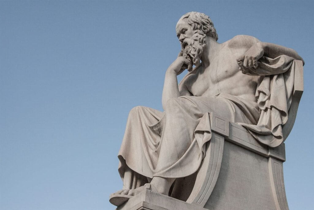 Estatua de filosofo grego em pose reflexiva, simbolizando o estoicismo