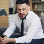 Homem sentado no sofa conversando calmamente com uma mulher