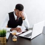 Estoicismo no trabalho: homem trabalhando com foco em uma mesa de escritório