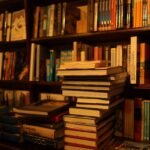 Livros sobre a mesa e na estante, representando os livros de estoicismo