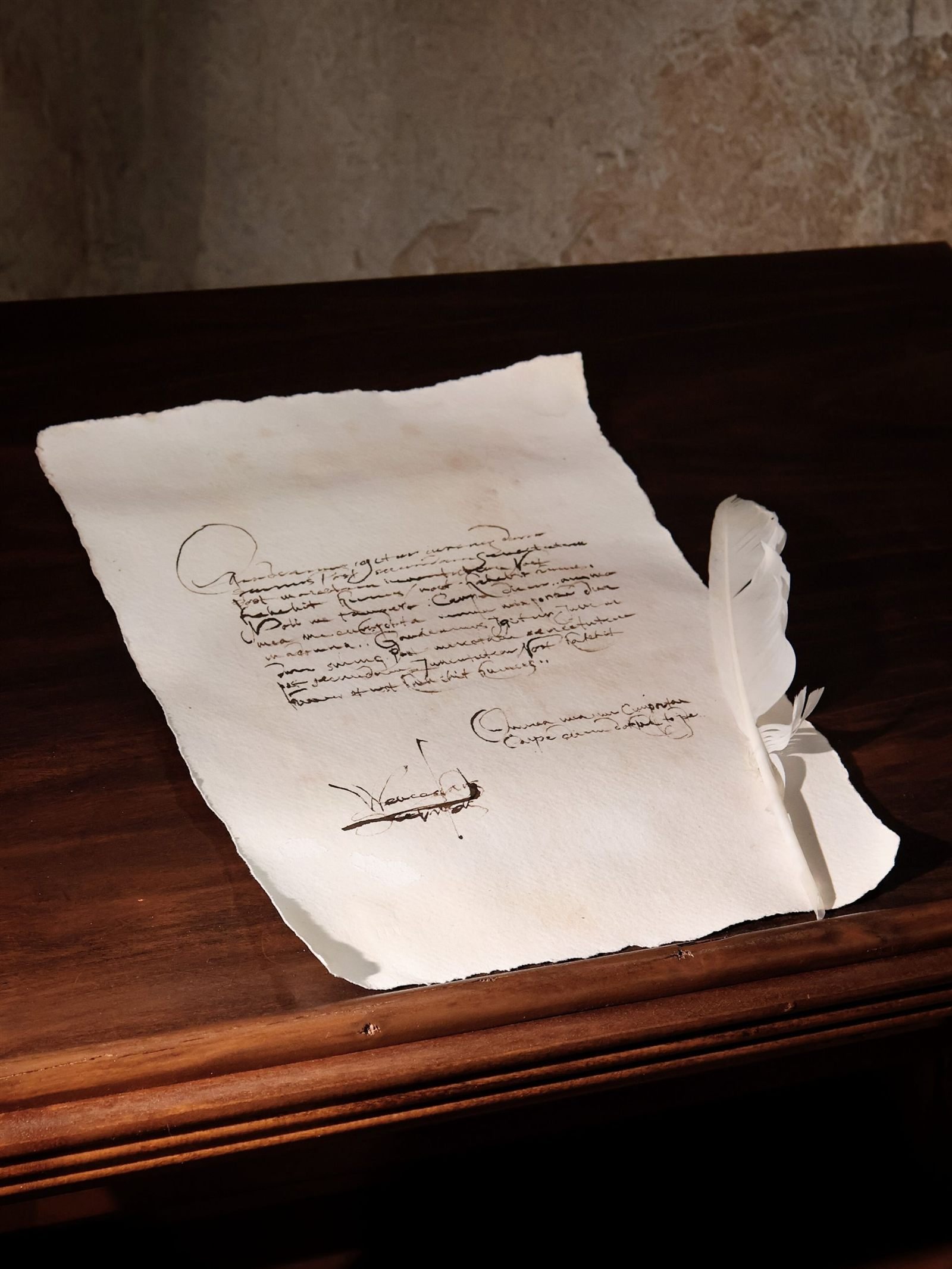 Quem foi Sêneca: manuscrito antigo com pena de escrever sobre mesa de madeira