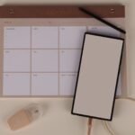 Mesa de trabalho moderna com planner semanal, representando produtividade