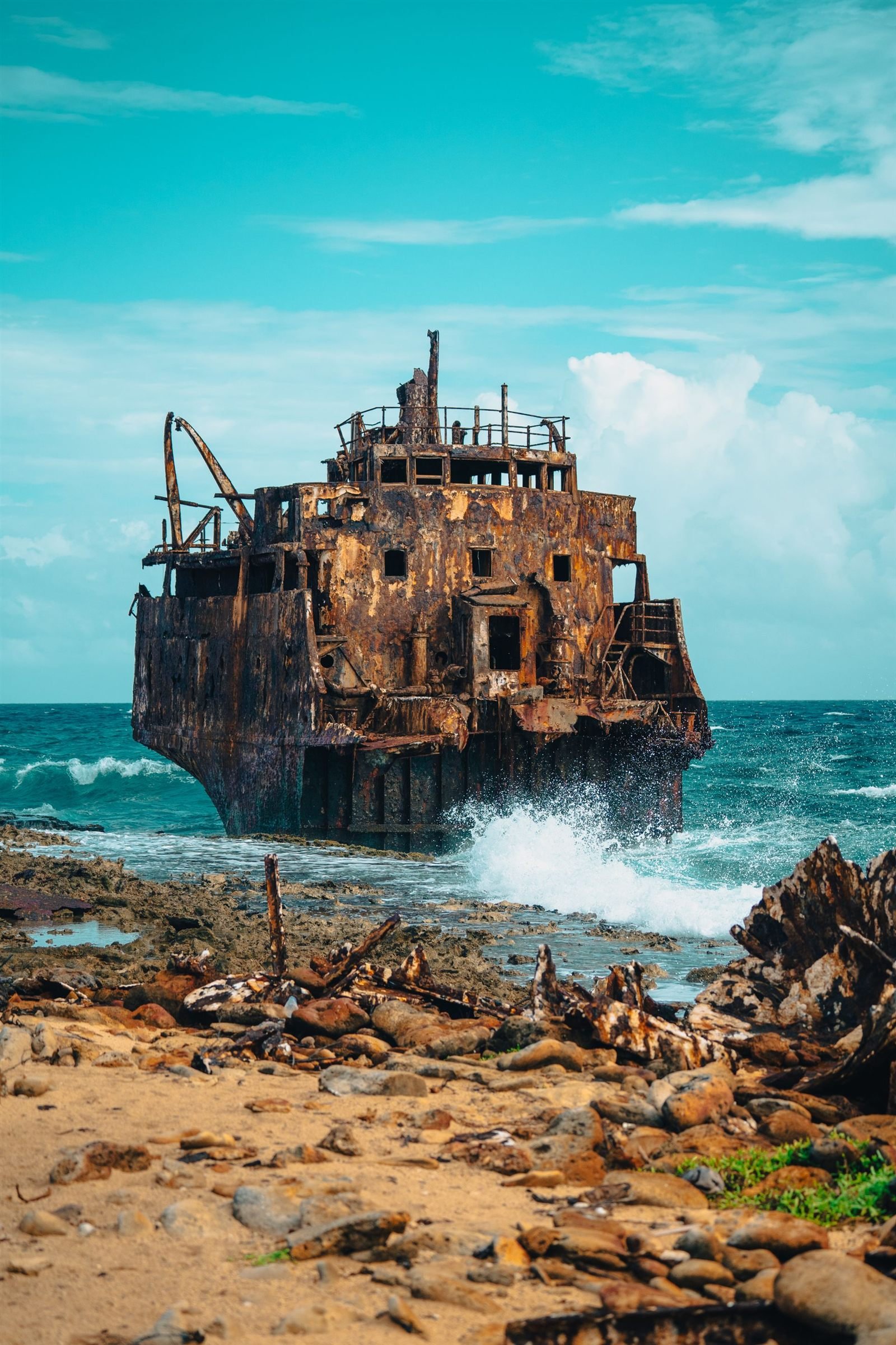 Navio naufragado em uma praia, simbolizando a historia de Zenao de Citio