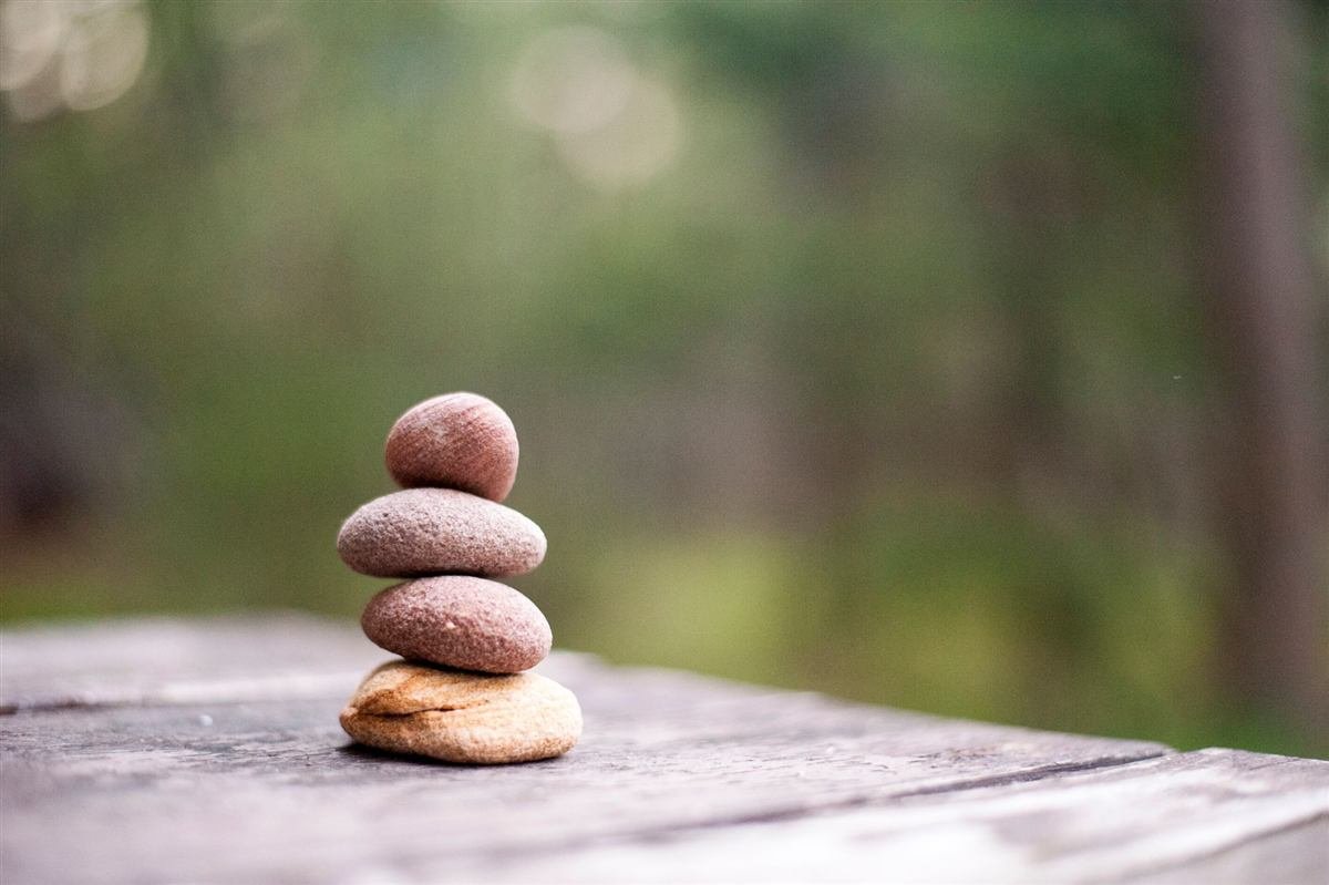 Pedras em equilibrio simbolizando as virtudes estoicas