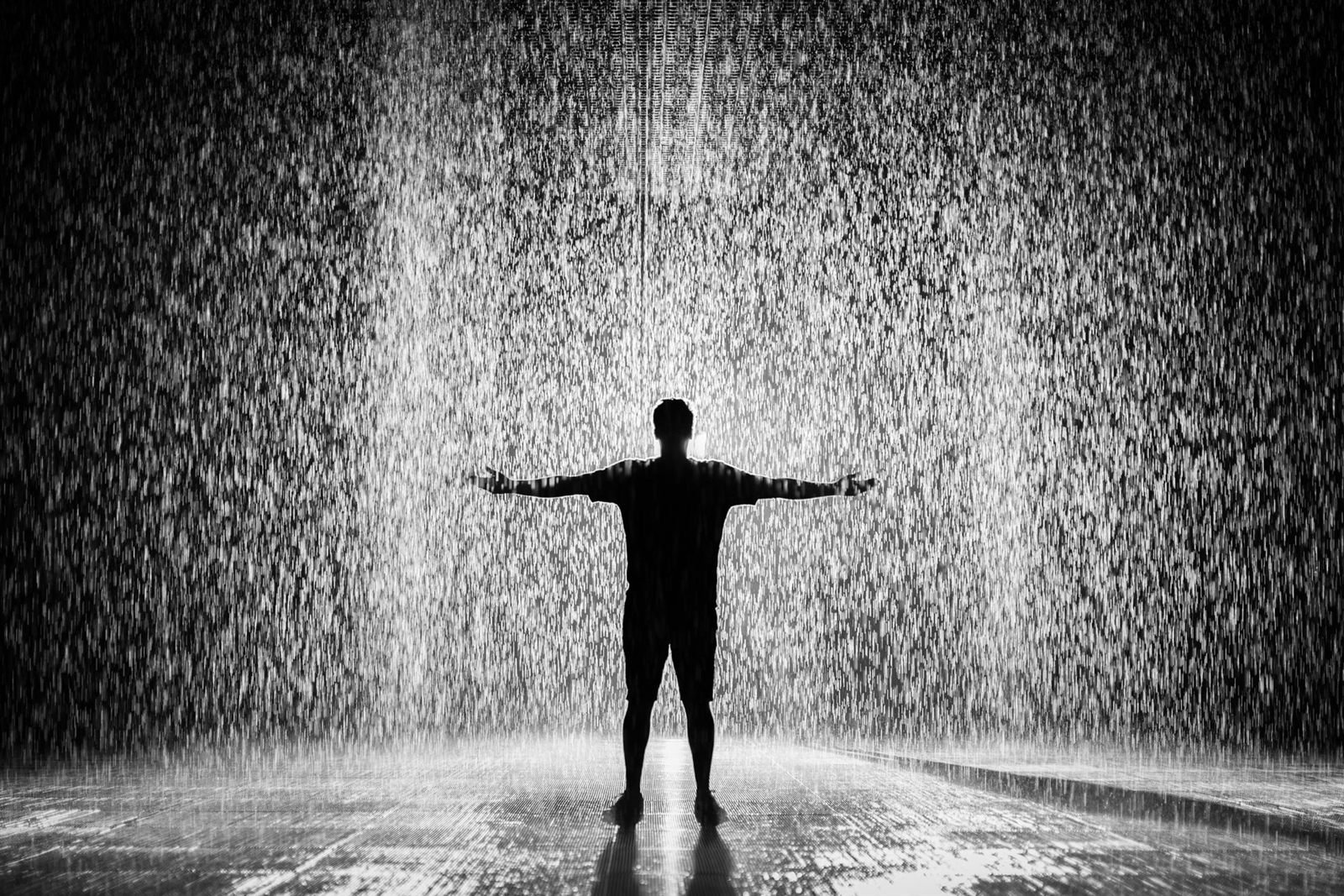 Amor fati: silhueta de homem em pé sob a chuva, simbolizando aceitar o destino