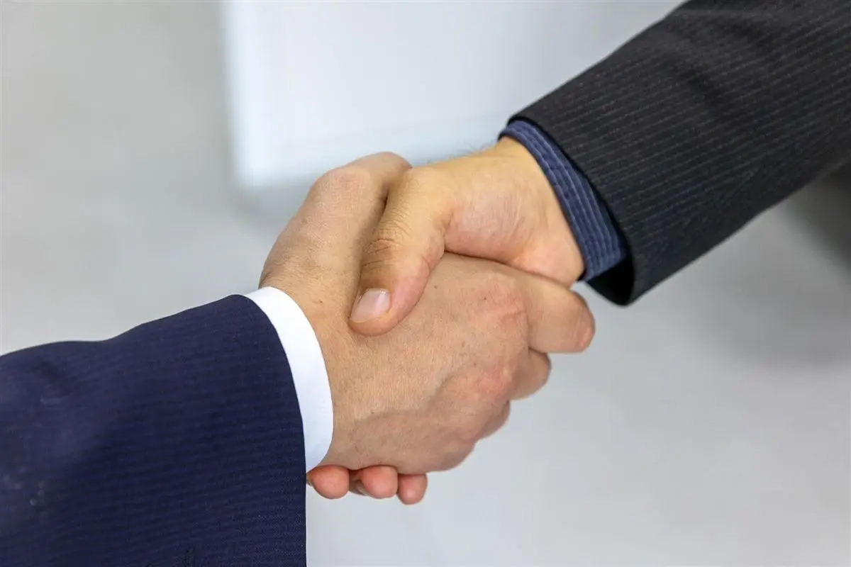 Aperto de mão profissional numa reunião de trabalho