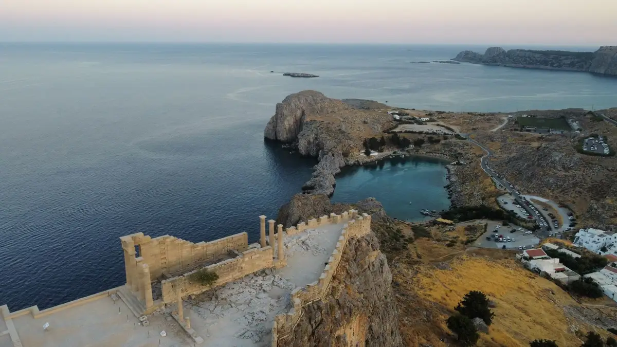 Baía e fortaleza antiga de Lindos, na ilha de Rodes, terra de Panécio de Rodes
