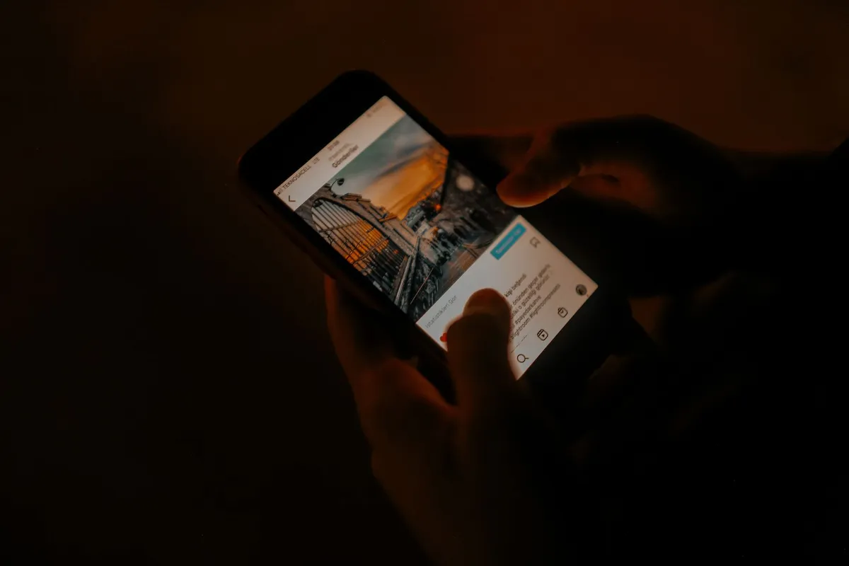 Celular aceso no escuro, lembrando a importância de limites no uso das redes