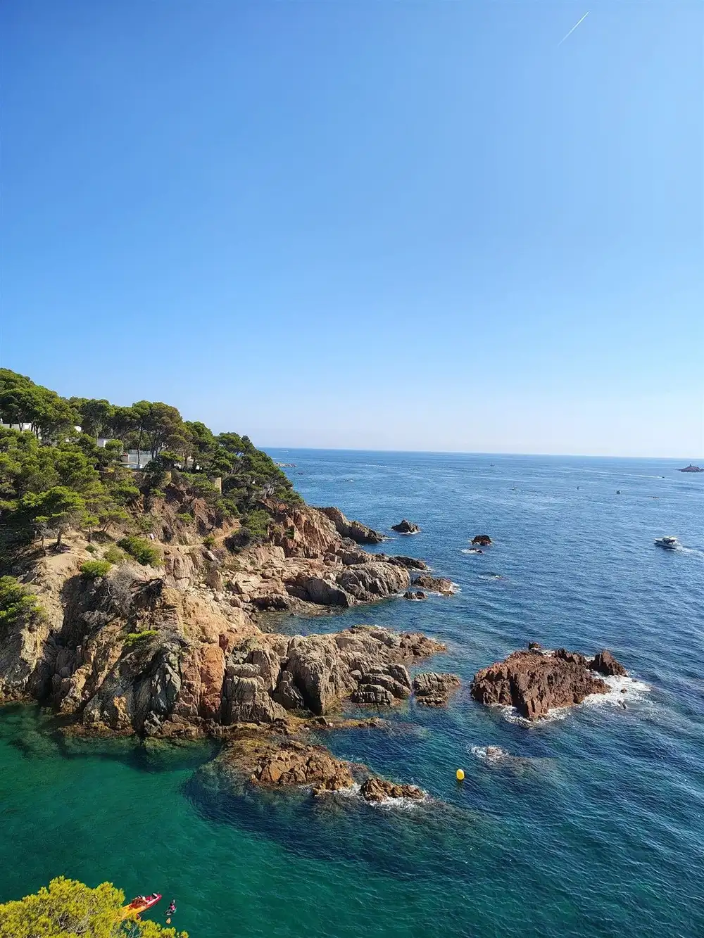 Costa rochosa do Mediterrâneo, lembrando o exílio de Sêneca na Córsega