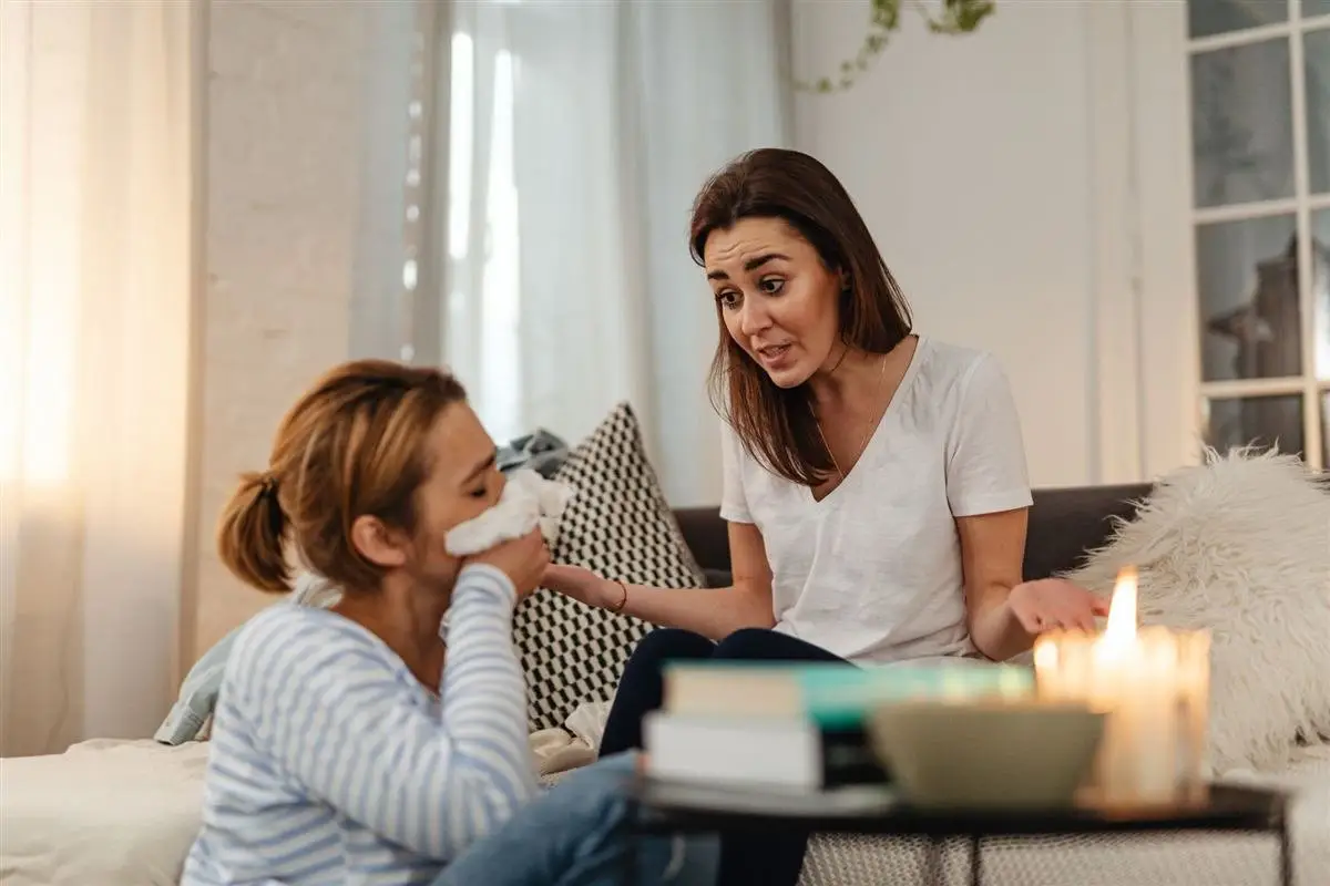 Duas mulheres numa conversa difícil em casa, momento de conflito