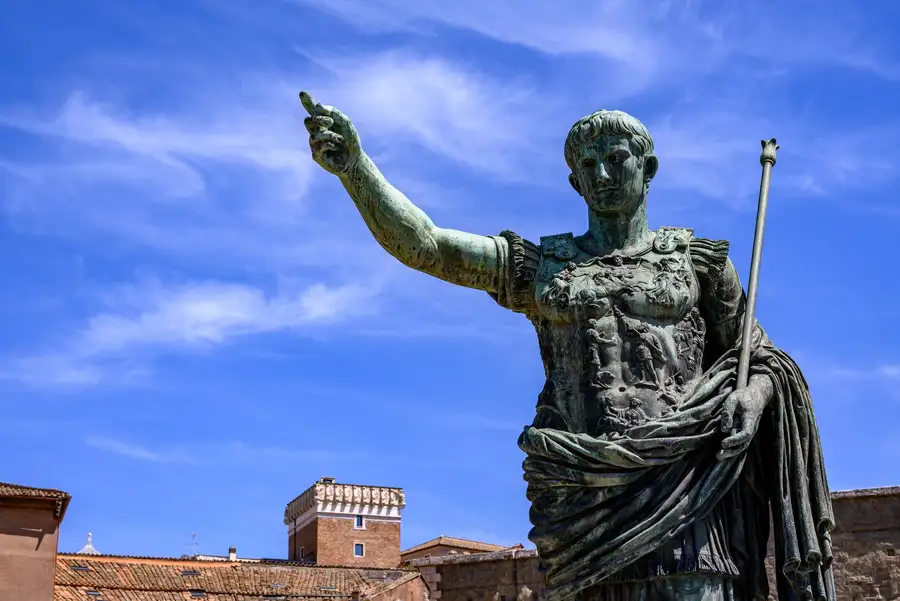 Estátua de bronze de imperador romano com o braço erguido, em Roma