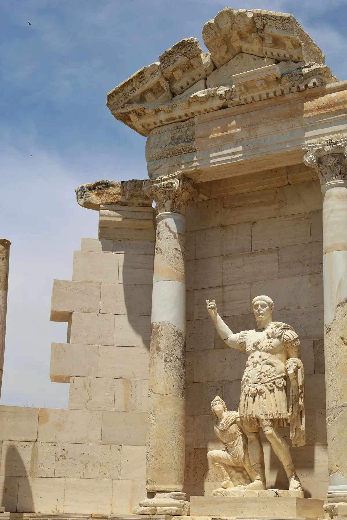 Estátua de imperador romano entre ruínas antigas, lembrando quem foi Marco Aurélio
