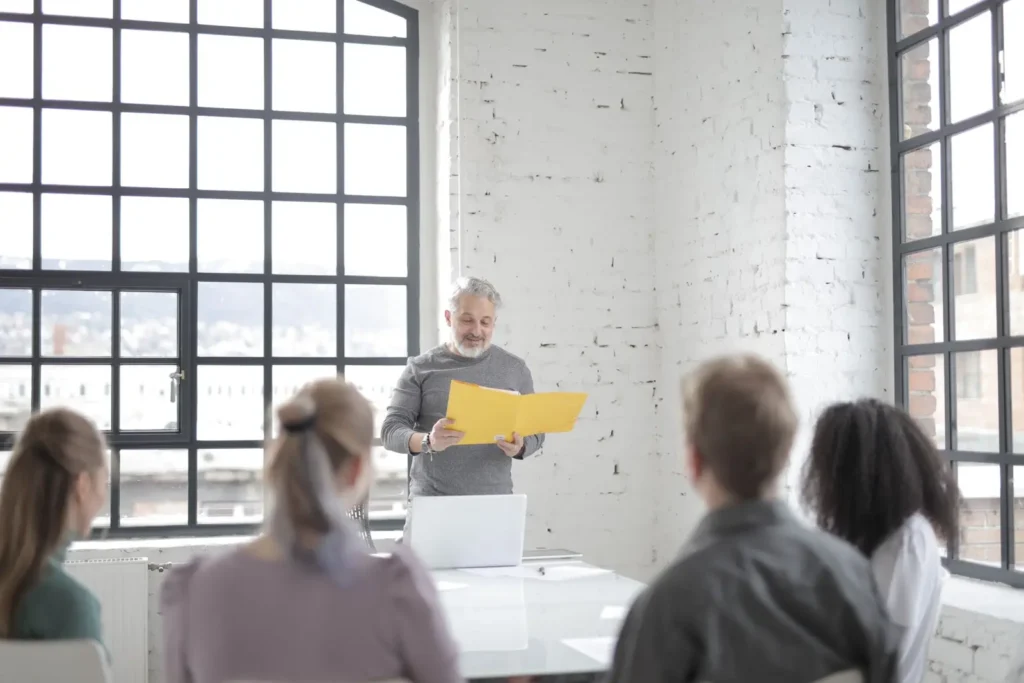 Líder experiente apresentando ideias para a equipe, tema de estoicismo e liderança