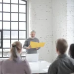 Líder experiente apresentando ideias para a equipe, tema de estoicismo e liderança