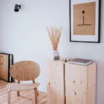 Sala simples e organizada com poucos móveis de madeira, tema de estoicismo e minimalismo