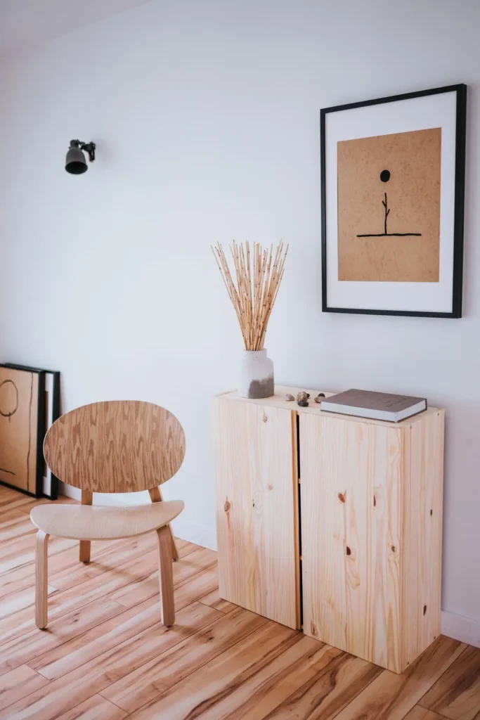 Sala simples e organizada com poucos móveis de madeira, tema de estoicismo e minimalismo