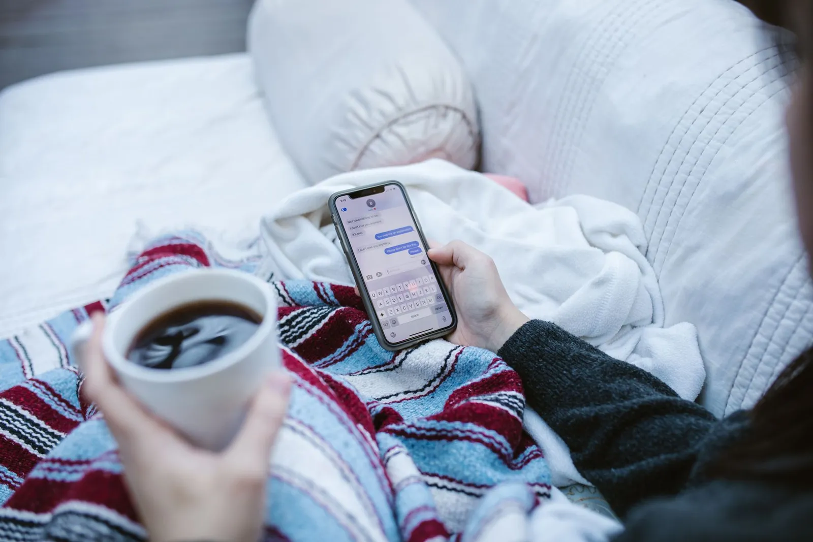 Pessoa usando o celular com calma e uma xícara de café, tema de estoicismo e redes sociais