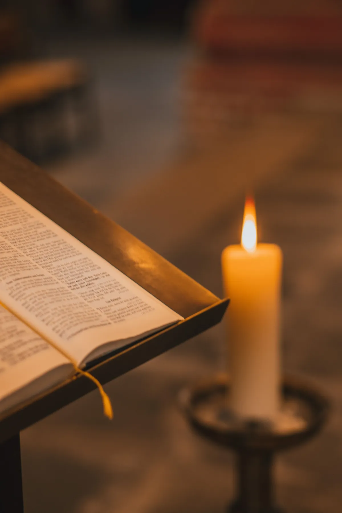 Bíblia aberta com vela simbolizando religião em diálogo com estoicismo