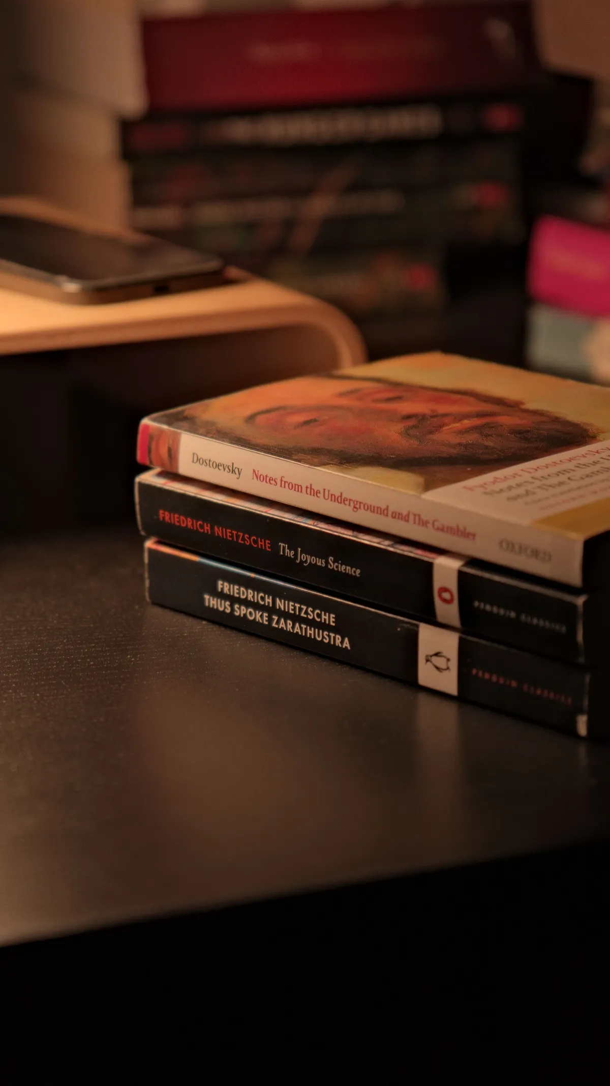 Livros de filosofia representando o lado racional do estoicismo e religião