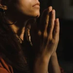 Mãos em oração representando fé ao lado do estoicismo e religião