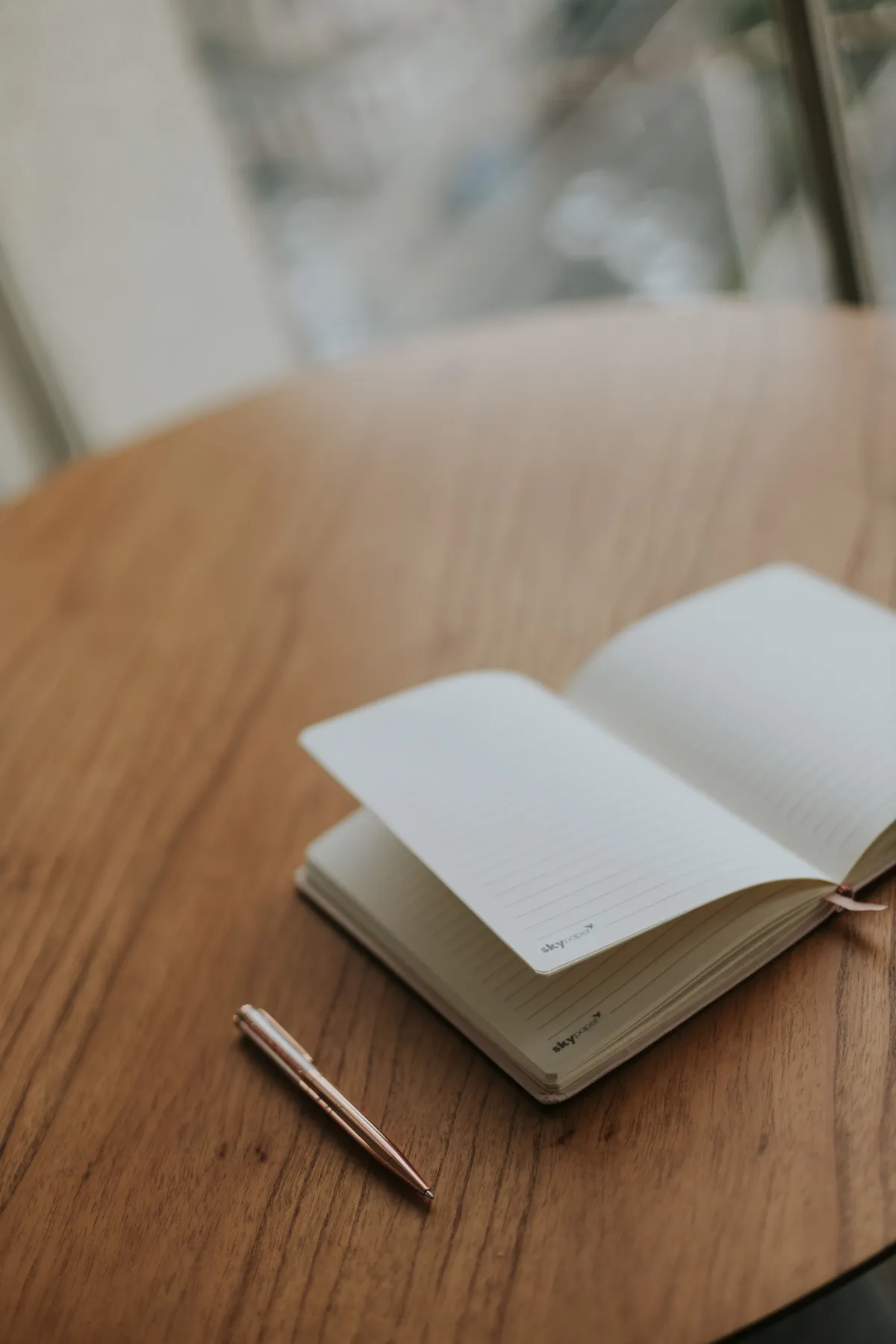 Caderno aberto para prática de diário estoico moderno