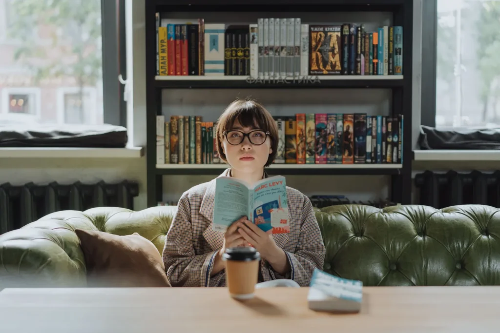 Pessoa lendo livro sobre estoicismo moderno em biblioteca