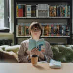 Pessoa lendo livro sobre estoicismo moderno em biblioteca