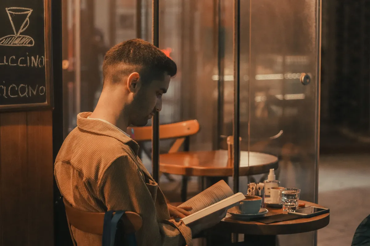 Leitor de estoicismo moderno lendo em café