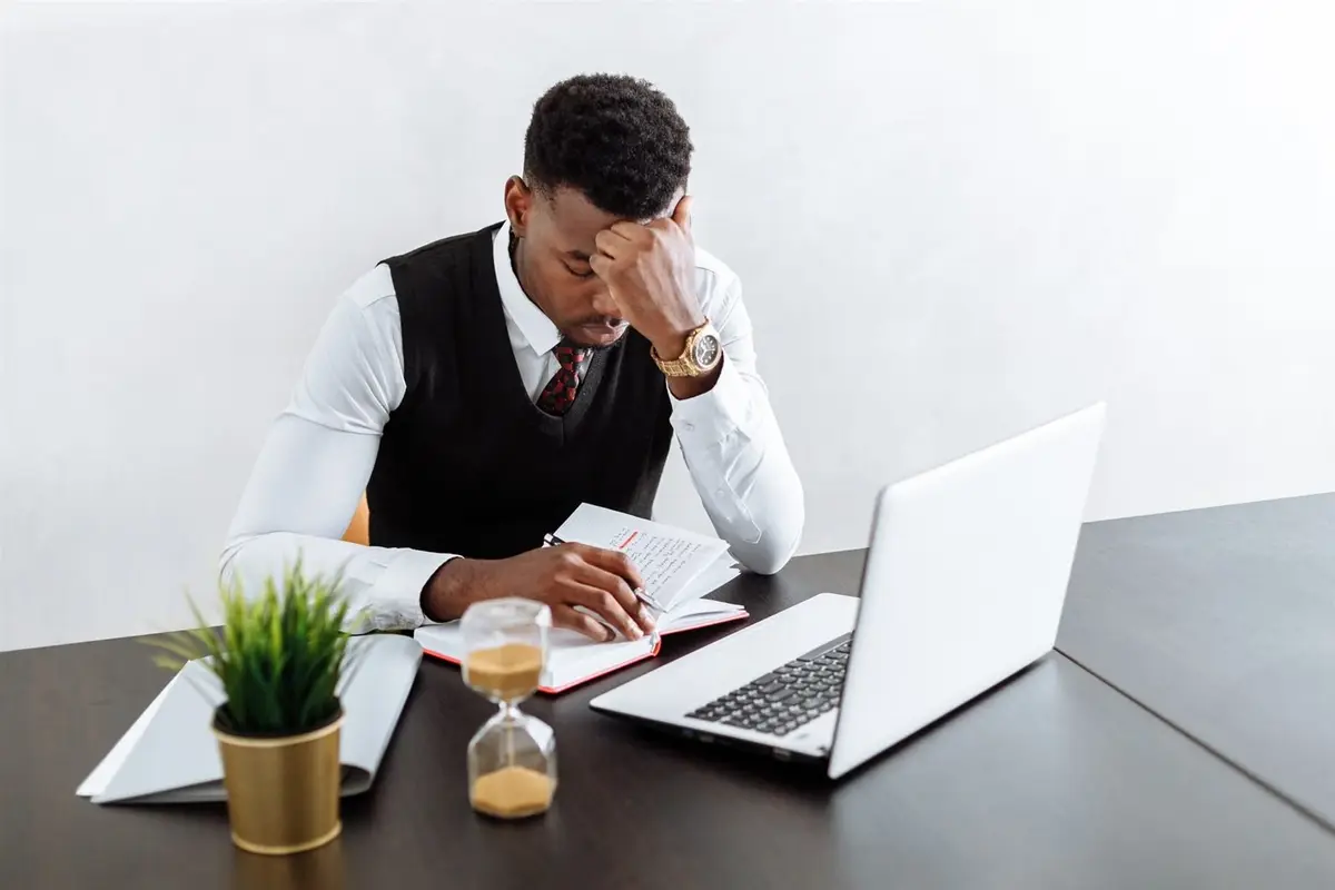Homem concentrado trabalhando na mesa do escritório, tema de estoicismo no trabalho