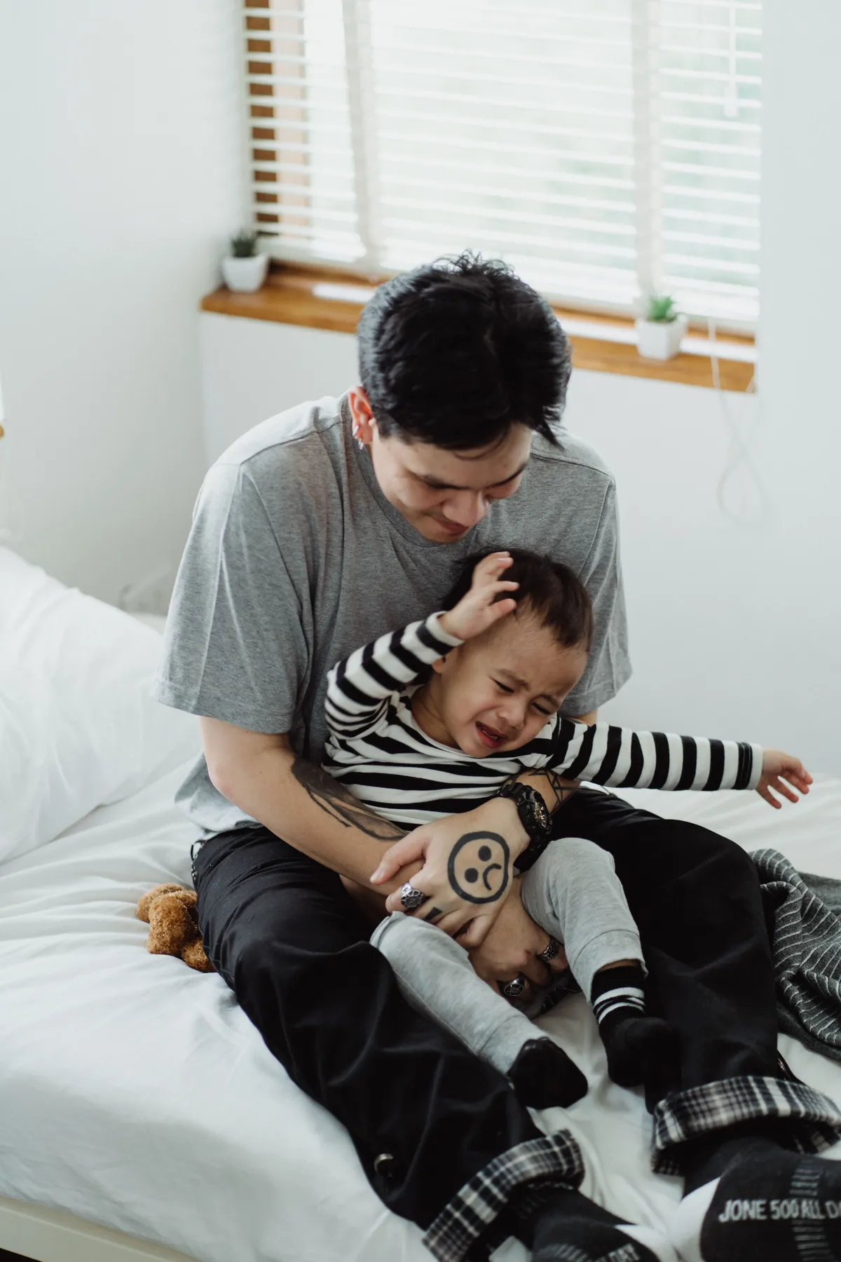 Pai consolando filho com calma durante birra, exemplo de estoicismo para pais