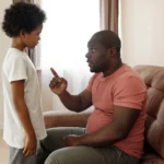 Pai conversando com calma com o filho, aplicando estoicismo para pais