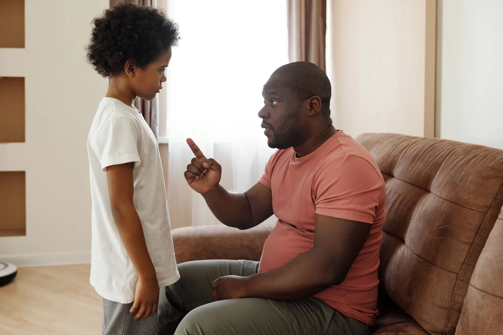 Pai conversando com calma com o filho, aplicando estoicismo para pais