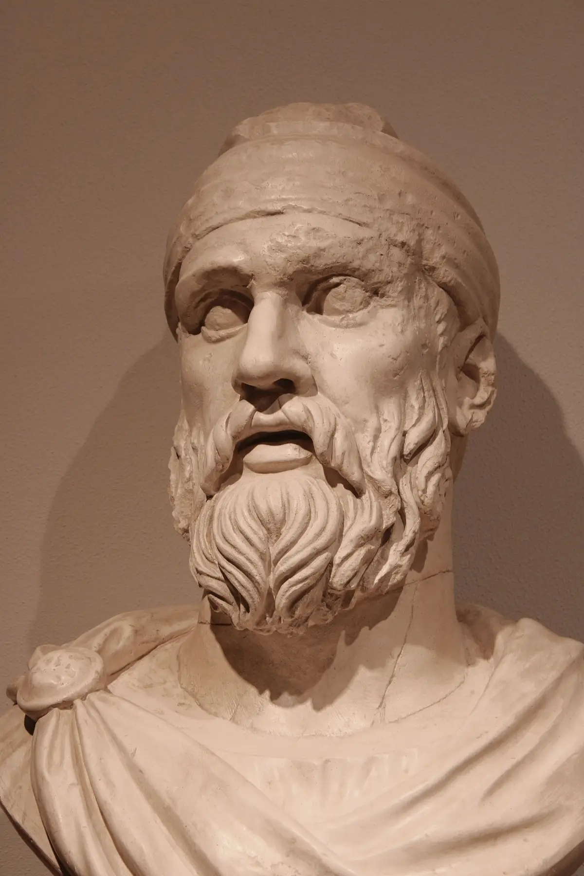 Busto de mármore de um filósofo grego barbado, tema de estoicismo x epicurismo