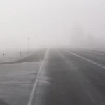 Estrada vazia desaparecendo na neblina