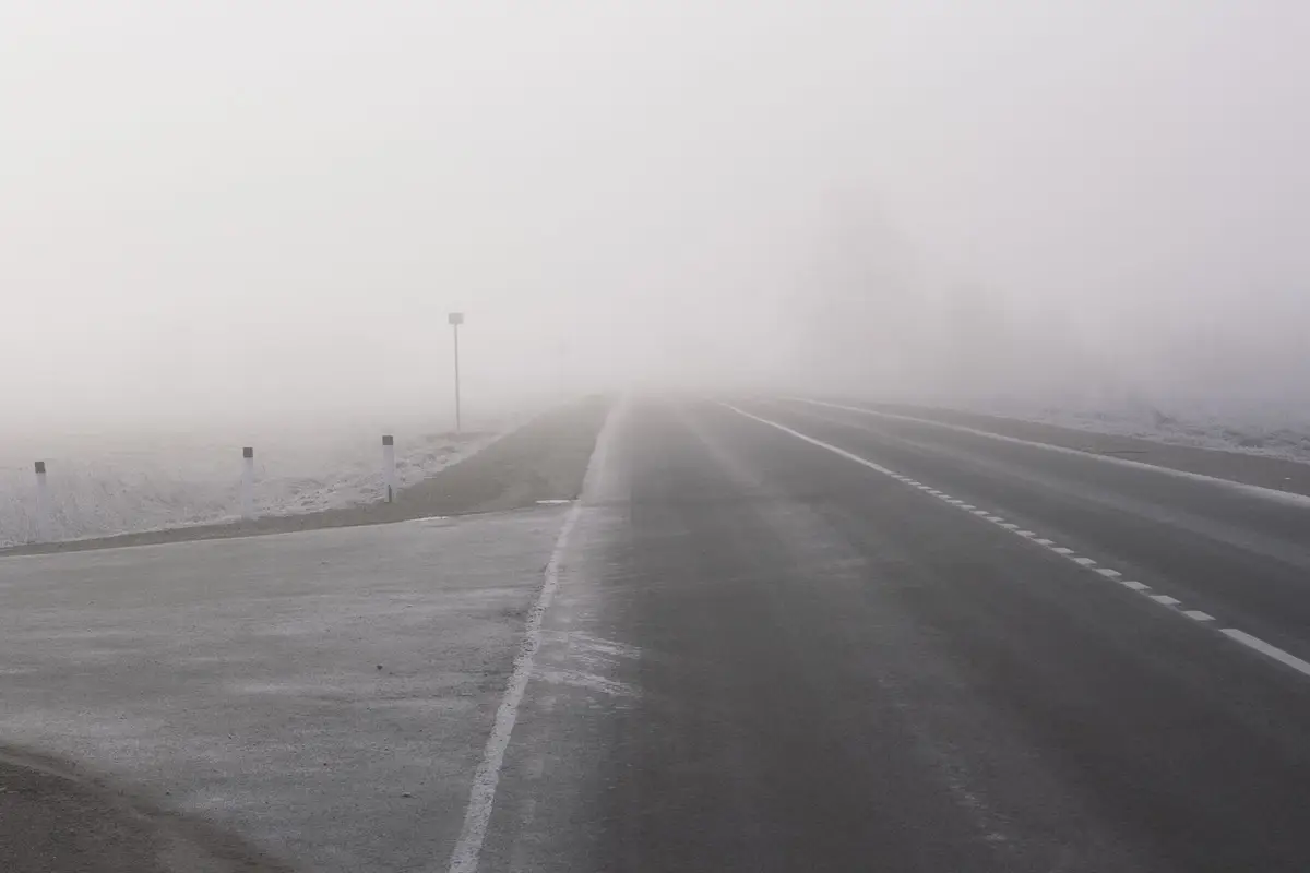 Estrada vazia desaparecendo na neblina