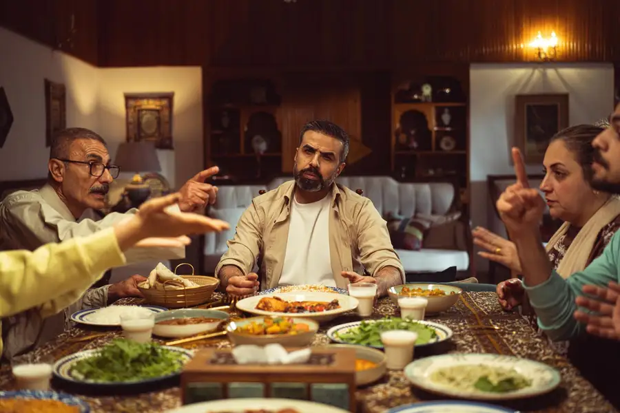 Família de várias gerações conversando ao redor da mesa de jantar, exemplo da oikeiosis que se expande para os próximos