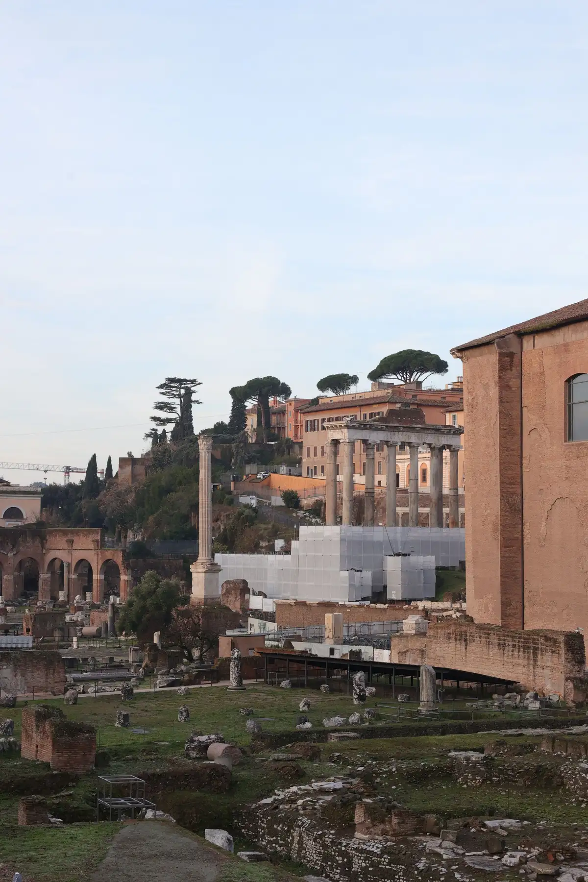 Vista do Fórum Romano, em Roma, com ruínas antigas