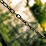 Corrente de ferro enferrujada, lembrando que Epicteto nasceu escravo, tema das frases de Epicteto
