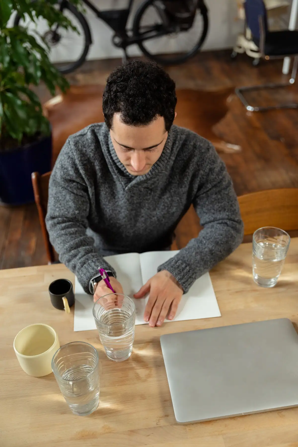 Homem escrevendo reflexões num caderno, método de exame racional usado pelos estoicos