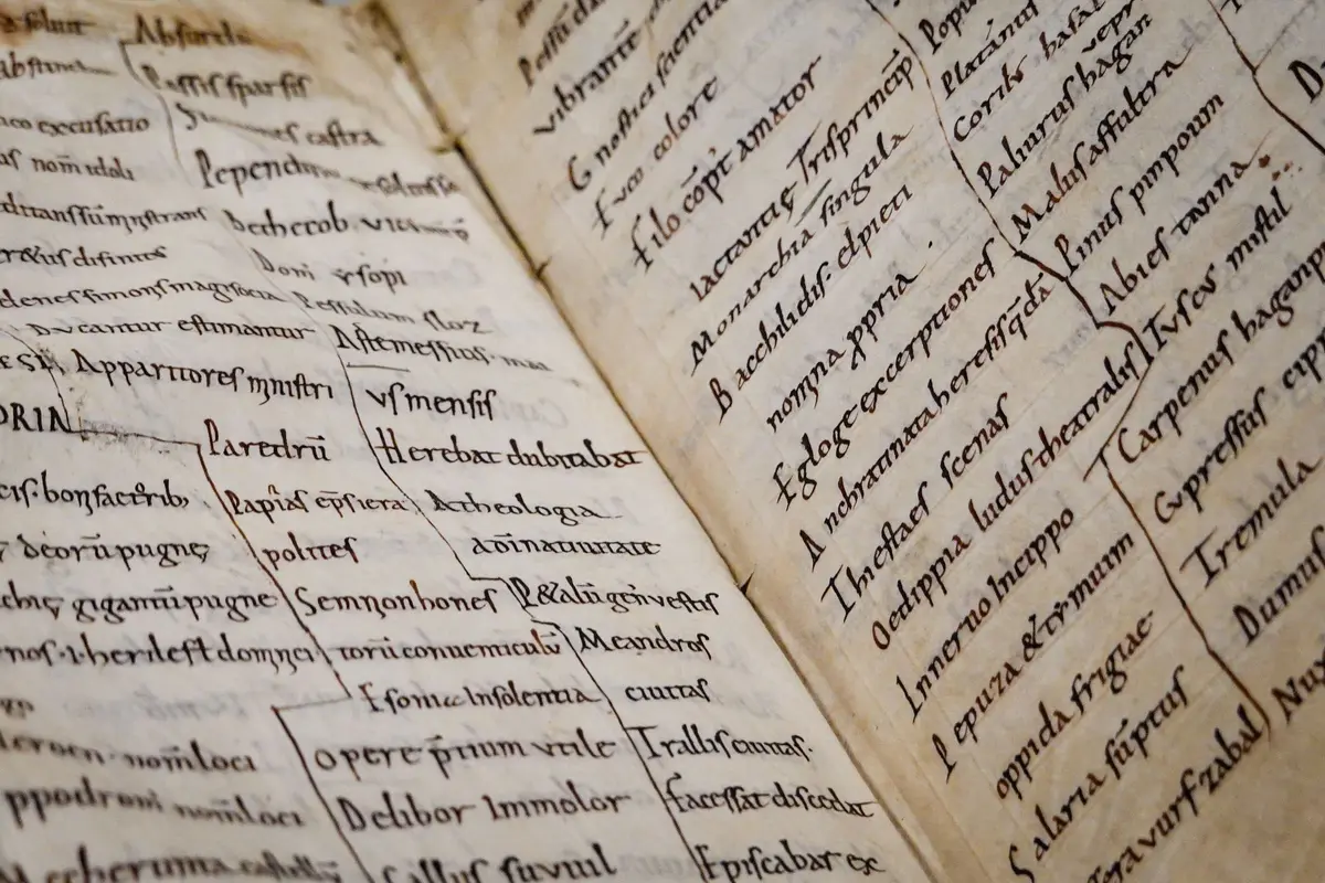 Livro antigo aberto com texto escrito à mão, fonte de frases de Epicteto
