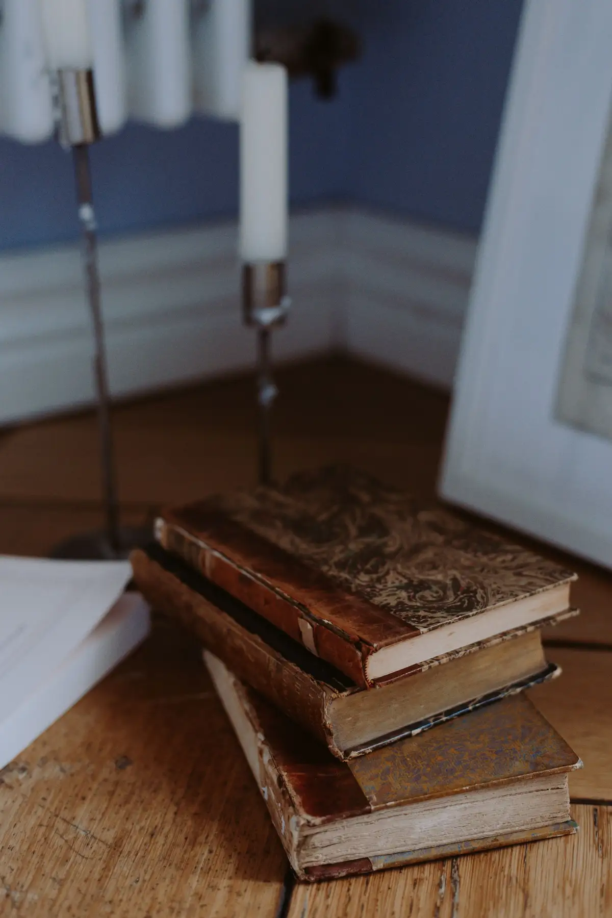 Pilha de livros antigos com capas decoradas