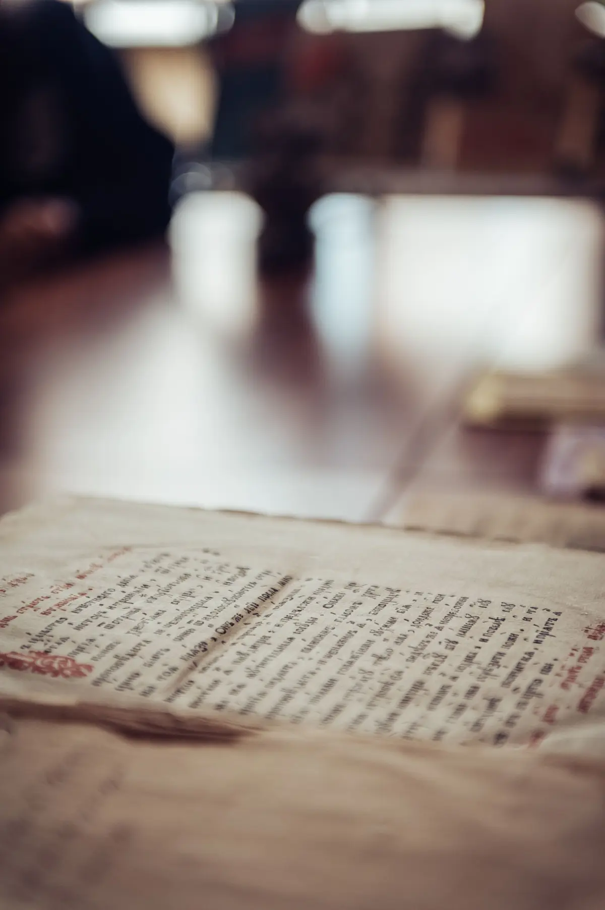Manuscrito antigo escrito à mão, lembrando as anotações das Meditações