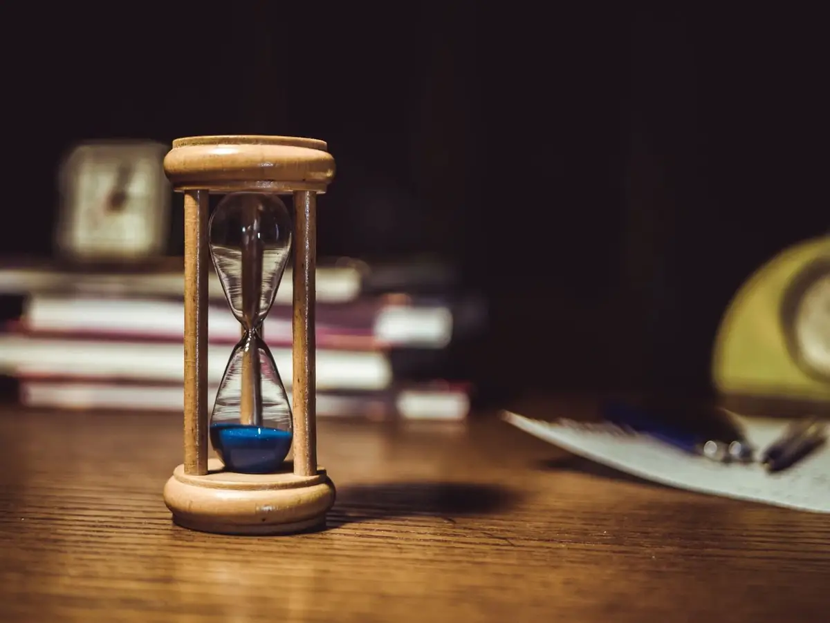 Ampulheta sobre a mesa, símbolo da passagem do tempo e do memento mori