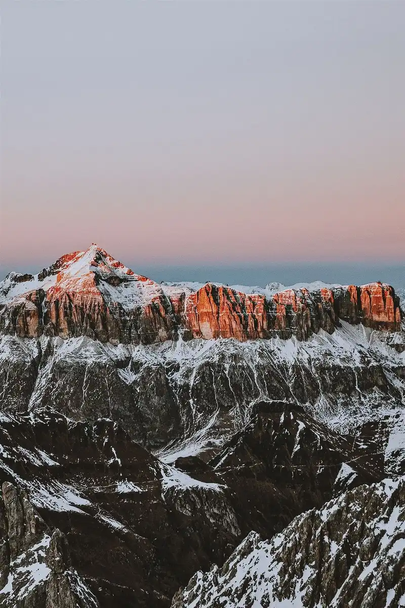 Montanha nevada ao amanhecer, símbolo de calma e constância