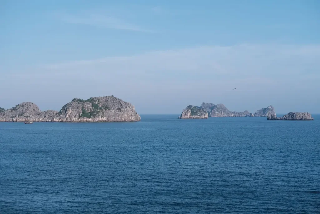 Ilhas rochosas no mar, lembrando o exílio de Musônio Rufo numa ilha do mar Egeu