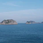 Ilhas rochosas no mar, lembrando o exílio de Musônio Rufo numa ilha do mar Egeu