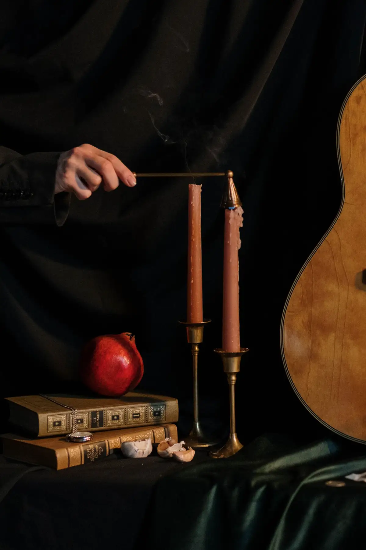 Natureza-morta com velas apagadas, livros e uma romã, no estilo das pinturas de memento mori