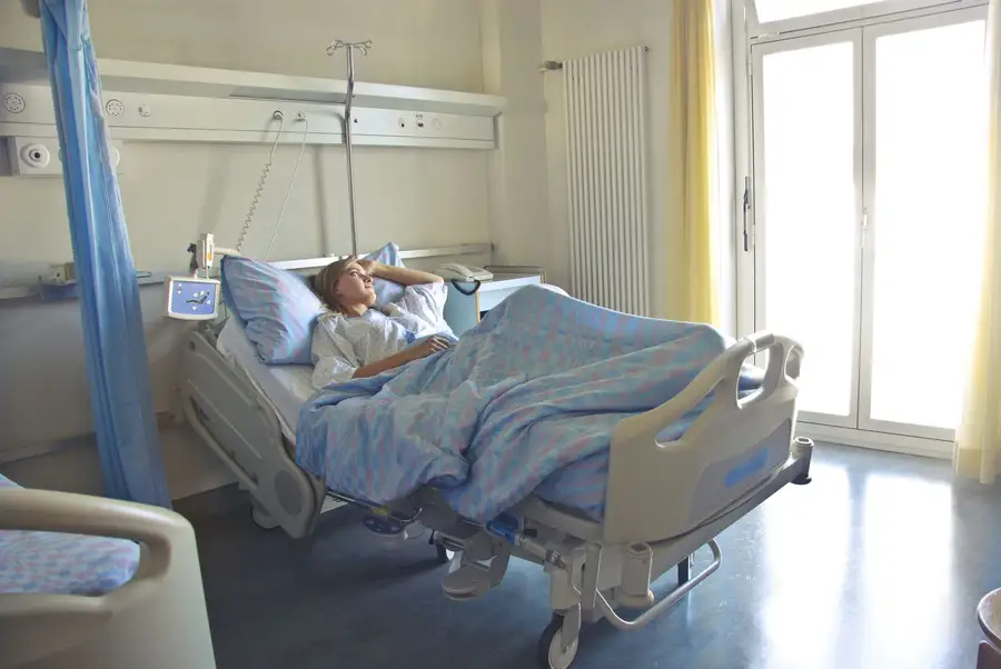 Paciente descansando num leito de hospital iluminado pela luz do dia